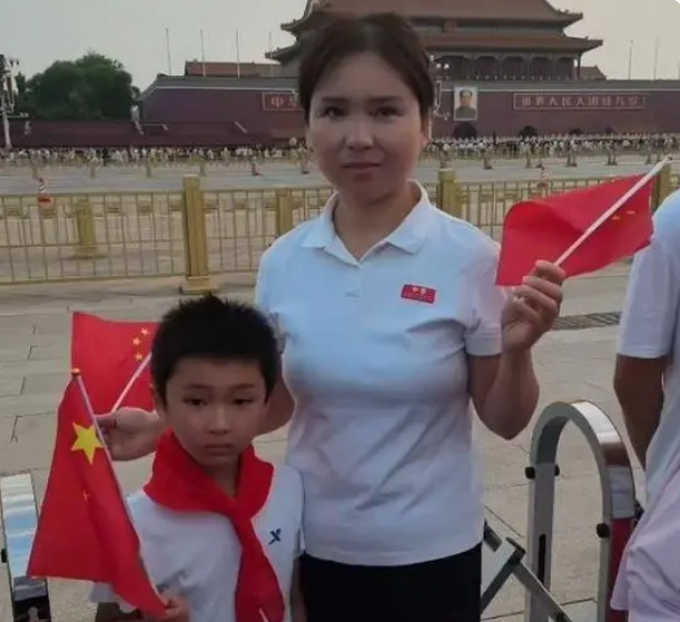江苏一对母子骑行21天到北京看升旗仪式